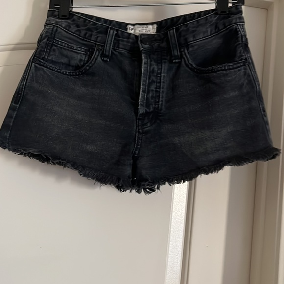 Free People~Frayed Denim Short Shorts / Black / Host Pick - Picture 7 of 7